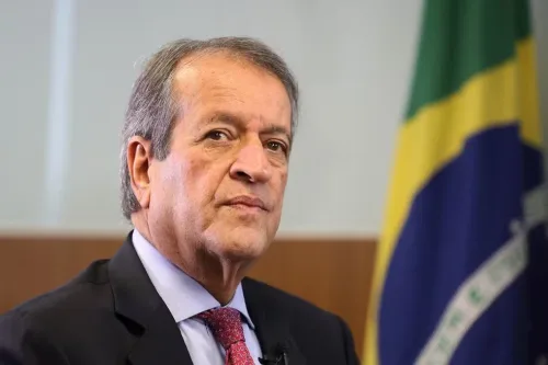 Moraes libera visita de Valdemar a Bolsonaro em prisão domiciliar