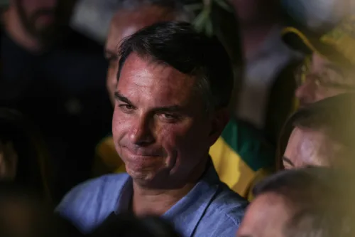 Flávio troca “presidente eleito” por “líder do Brasil” em nova carta