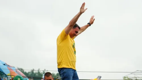 Apoiadores de Flávio organizaram caravanas para votar nos EUA