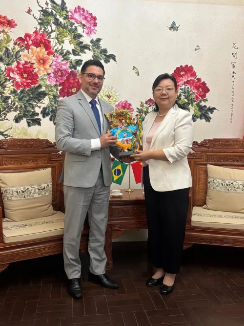 Alberes Lopes estreita os laços com o Consulado da China