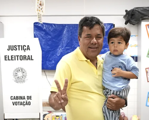 Mendonça Filho vota no Recife e projeta vitória histórica de Flávio Bolsonaro