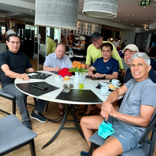 Café da manhã reúne amigos e conversa sobre eleições