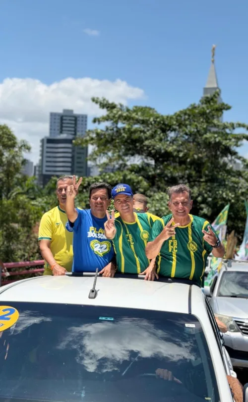 Mendonça participa de carreata da direita que cruzou o Recife de Norte a Sul ao lado de Meira e Feitosa