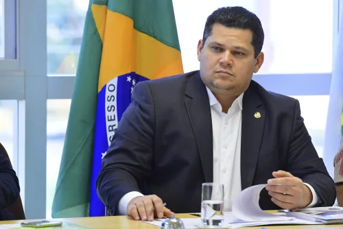 Alcolumbre pede respeito às urnas e pacificação após eleição
