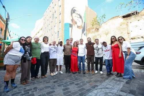 Recife inaugura megamural de oito andares em homenagem a Chico Science