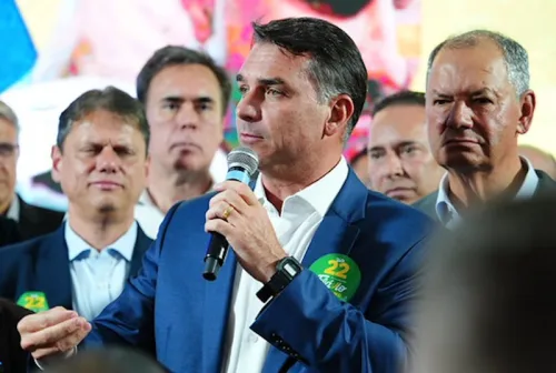 Flávio Bolsonaro irá se pronunciar nesta quinta-feira após chegar aos EUA