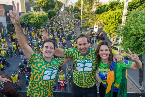 Caruaru mobiliza milhares de pessoas em motocarreata na véspera da eleição