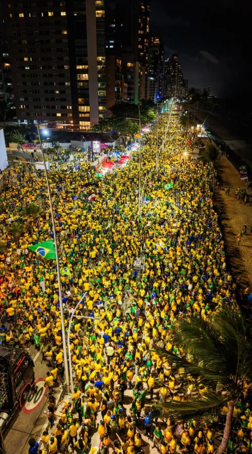 Bloco 22 reúne mais de 100 mil pessoas no Recife com Nikolas Ferreira