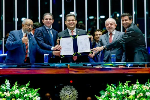 Congresso promulga aposentadoria especial dos agentes de saúde e fim da escala 6x1