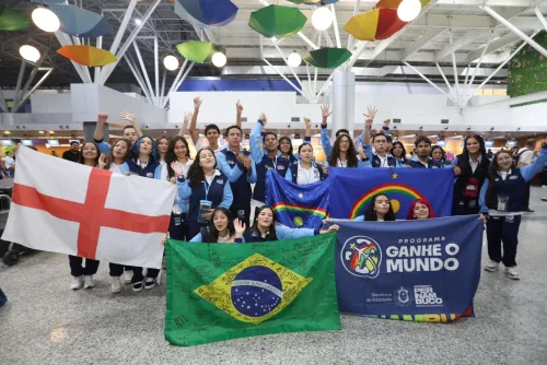 Com presença da governadora em exercício Priscila Krause, 25 estudantes embarcam para a Inglaterra em nova etapa do Ganhe o Mundo 2026