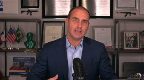 Eduardo Bolsonaro questiona democracia e acusa PT de perseguição política